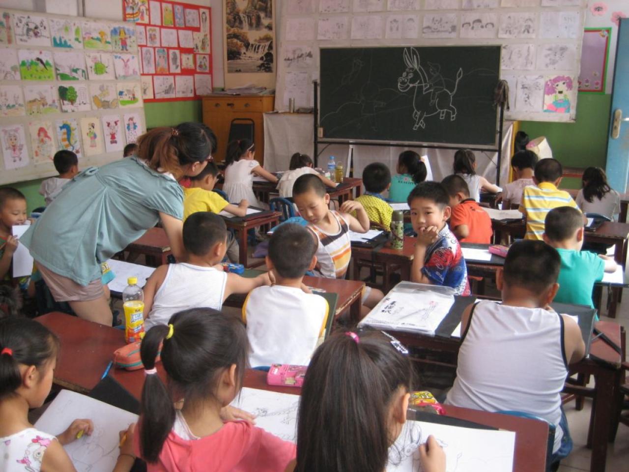 圆梦画室课业辅导老师正在解答学生的疑问