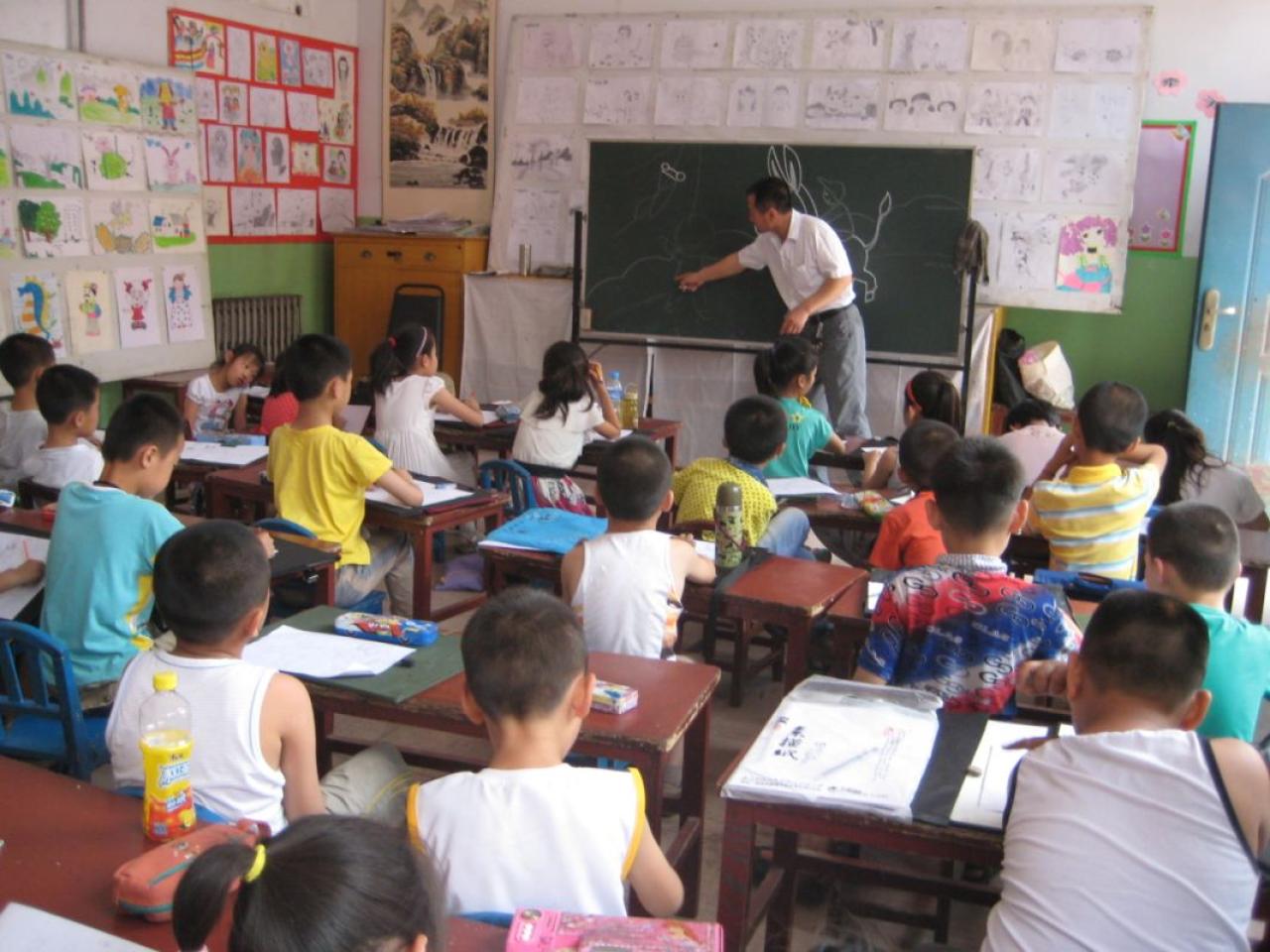 圆梦画室代课老师正在讲解彩笔人物的画法