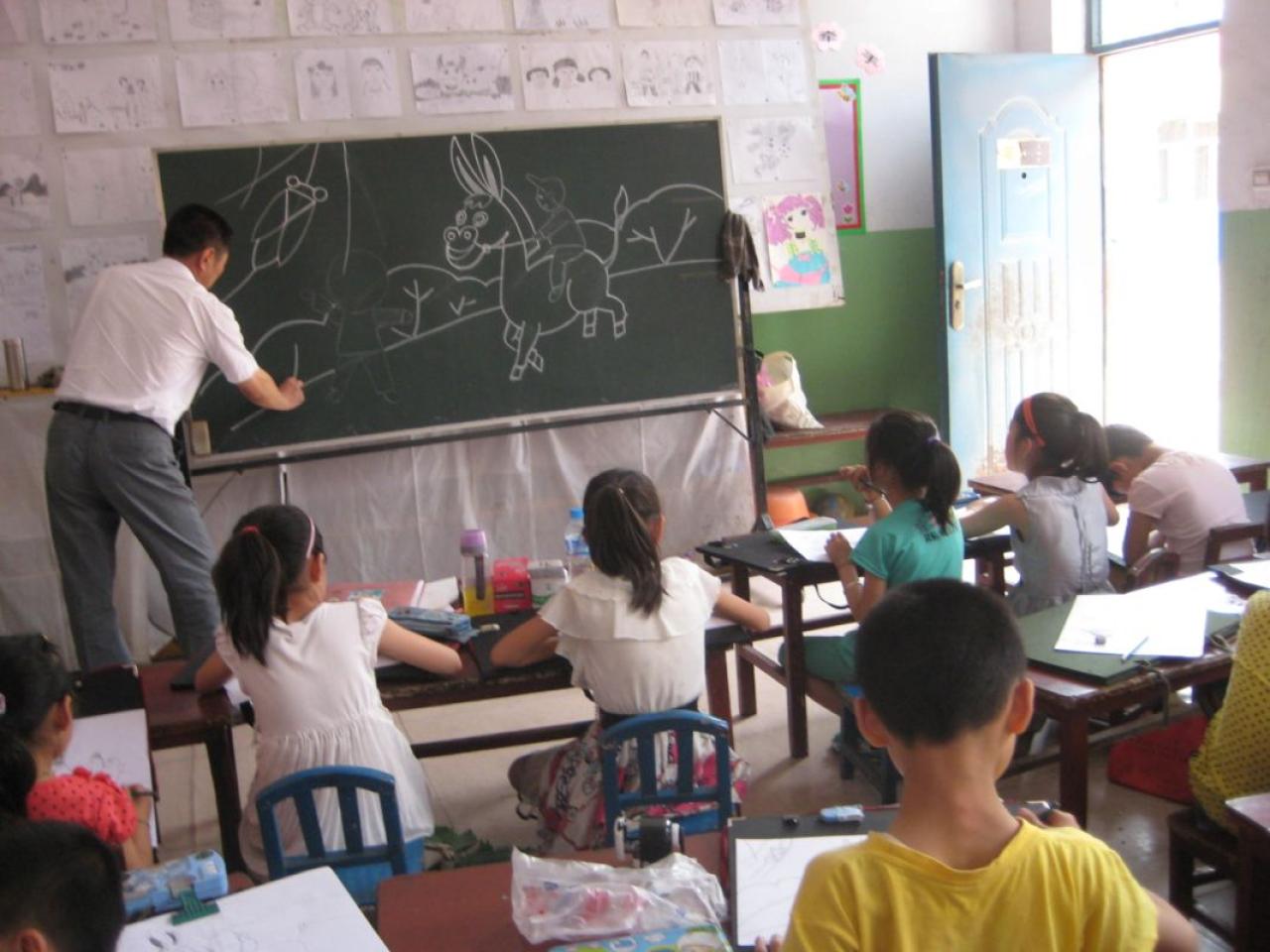 圆梦画室代课老师正在讲解背景的构成法