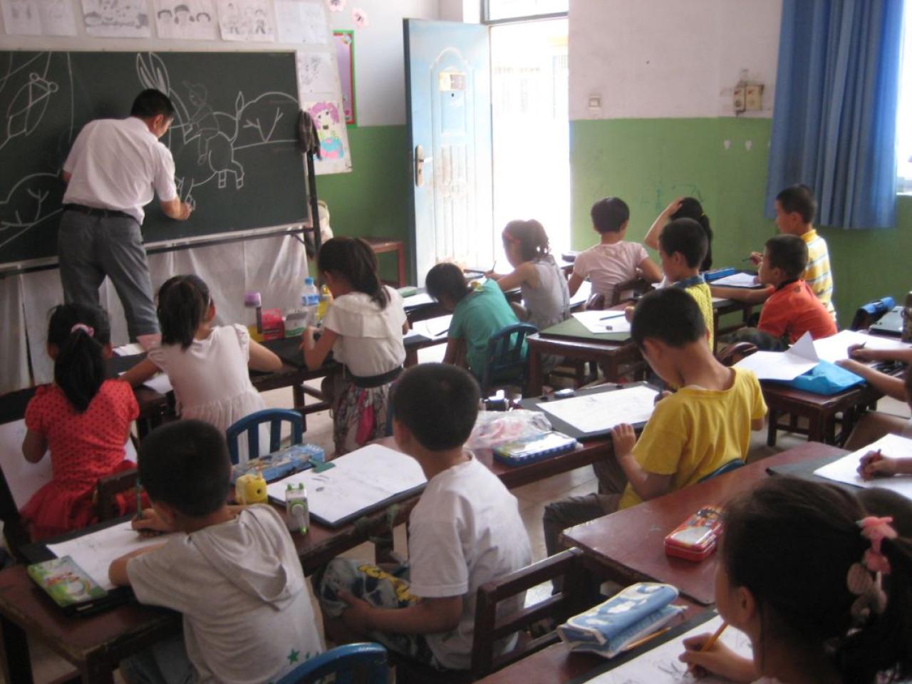 同学们正在跟随老师完成绘制小毛驴的前蹄