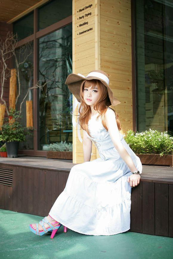 萝莉Tomia 11年5月艺术素颜手持风车照2