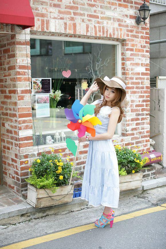 萝莉Tomia 11年5月艺术素颜手持风车照5