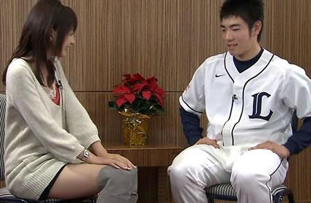 某电视台美女主持采访男嘉宾着装引尴尬侧面截图1