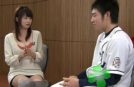 某电视台美女主持采访男嘉宾着装引尴尬正面截图