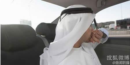 阿拉巴美男因为太帅无法参加文化节，其中一位的侧脸照片