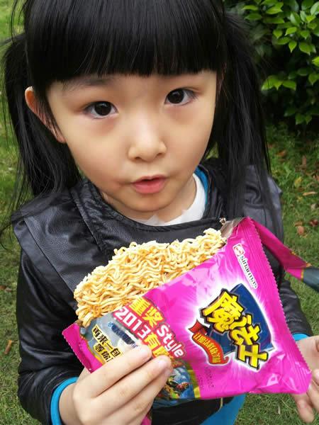 网络小红人芊芊吃魔法士方便面