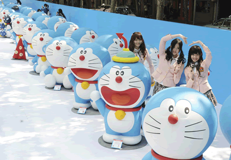等身多啦A梦与萌妹子合影照