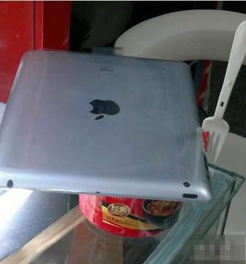 泡完面用ipad盖住保温