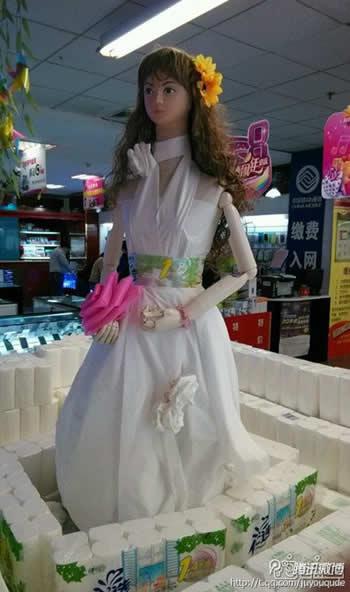 用卫生纸包装的模特照片