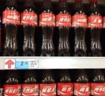 北京某超市展示萌系可乐的柜台一角