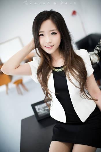 兔娘黑白职业装Cosplay微笑图