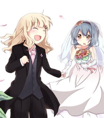 百合穿着婚礼服手牵手跑着