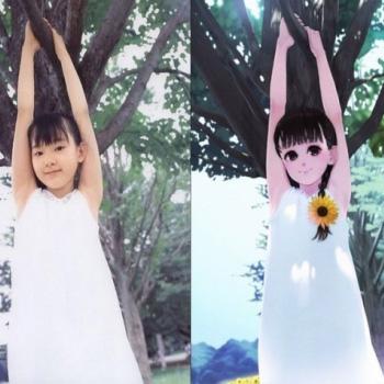 三次元少女和萌化后双手伸高抓着树干对比照