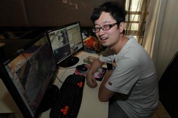 用游戏赚钱的小蓝在家的情景