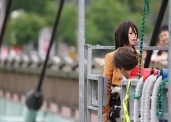 三笠cosplayer站在悬崖上