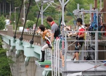 三笠cosplayer模仿动漫角色三笠准备起跳