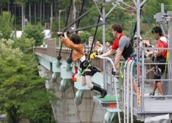 三笠cosplayer模仿动漫角色三笠开始起跳