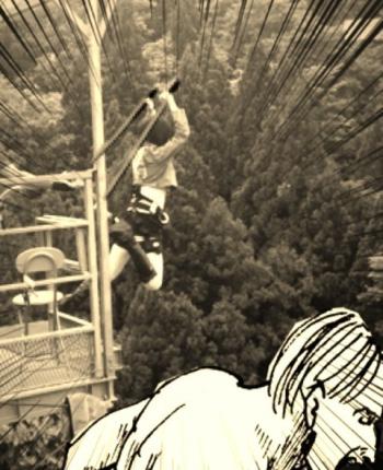 三笠cosplayer起跳后的动作和动漫里巨人的灰色PS合照，为下面空中的蹦图渲染气氛