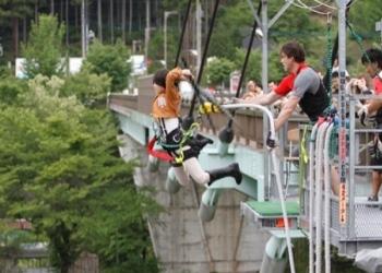 三笠cosplayer模仿动漫角色三笠离开跳板开始到空中