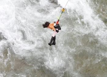 三笠cosplayer模仿动漫角色三笠动作结束后，被绳子勾拉停在空中