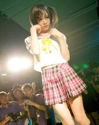 化妆成女人的男孩子在镁光下摆pose