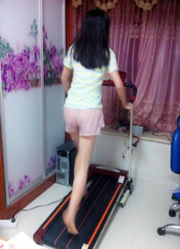用新买的跑步机健身的背影图