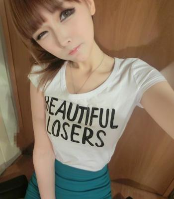 咖啡色头发美女单眼放点照片