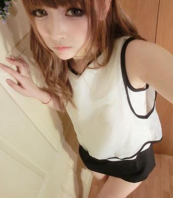 咖啡色头发美女显忧伤表情照片