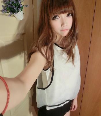 咖啡色头发美女站立照片