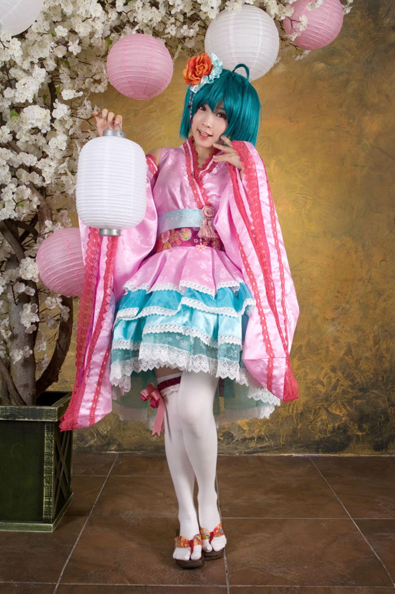 超时空要塞蓝卡粉色萌系和服Cosplay之正面图