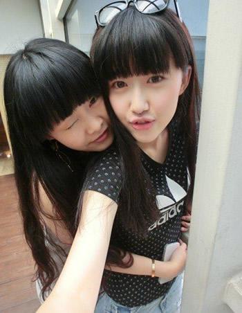 康逸琨和闺蜜卖萌照