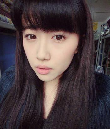 康逸琨素颜忧郁照