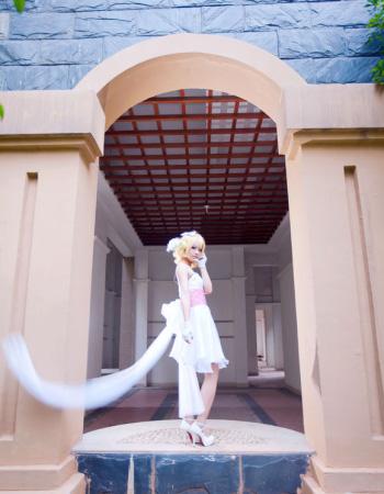 镜音cosplayer站在别墅前