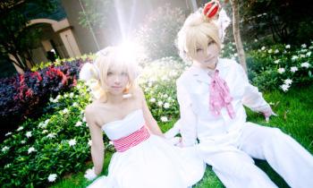 镜音cosplayer们坐在别墅草地上