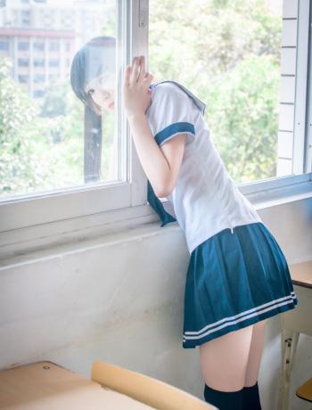 少女头探出窗外