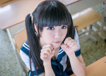 少女卖萌学猫爪