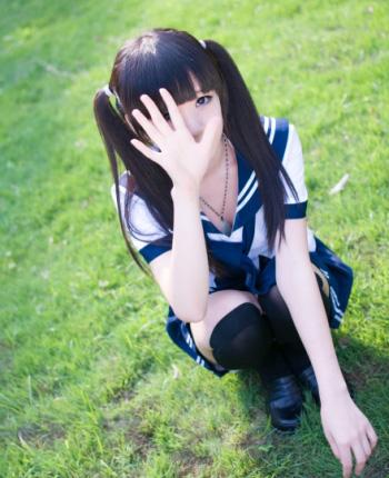 少女蹲在草地上