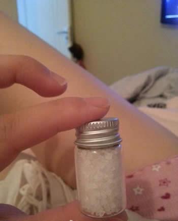 手拿一小罐糯米的照片