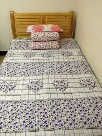 女屌收拾整齐的床