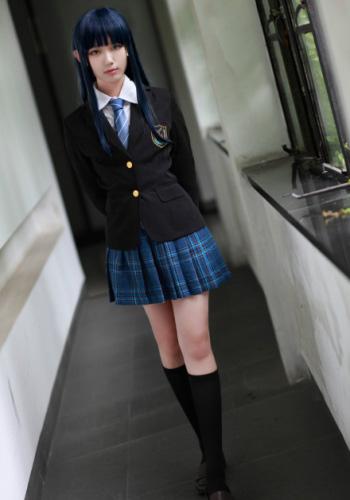 冬马cosplayer漫步过走廊