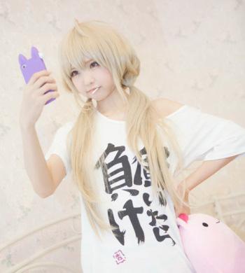 双叶杏cosplayer用手机玩自拍