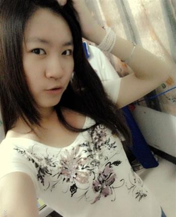 啊鱼儿小喵7月自拍照白色衣服01