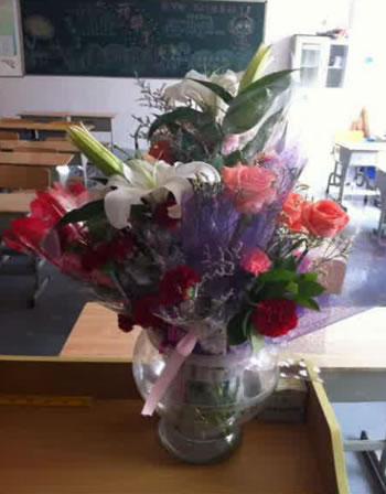 天天老师在教师节收到的礼物——放在教室里的鲜花