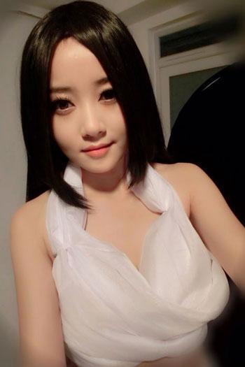 裴裴一袭白衣Cosplay清纯自拍照