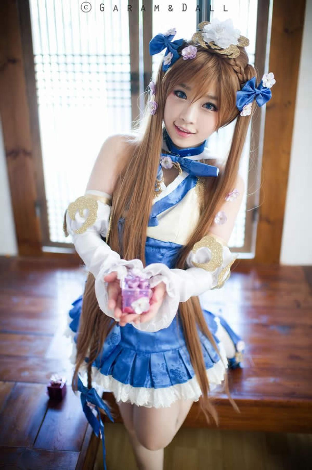 兔娘扩散性百万亚瑟王Cosplay蓝色套装双手捧花照01