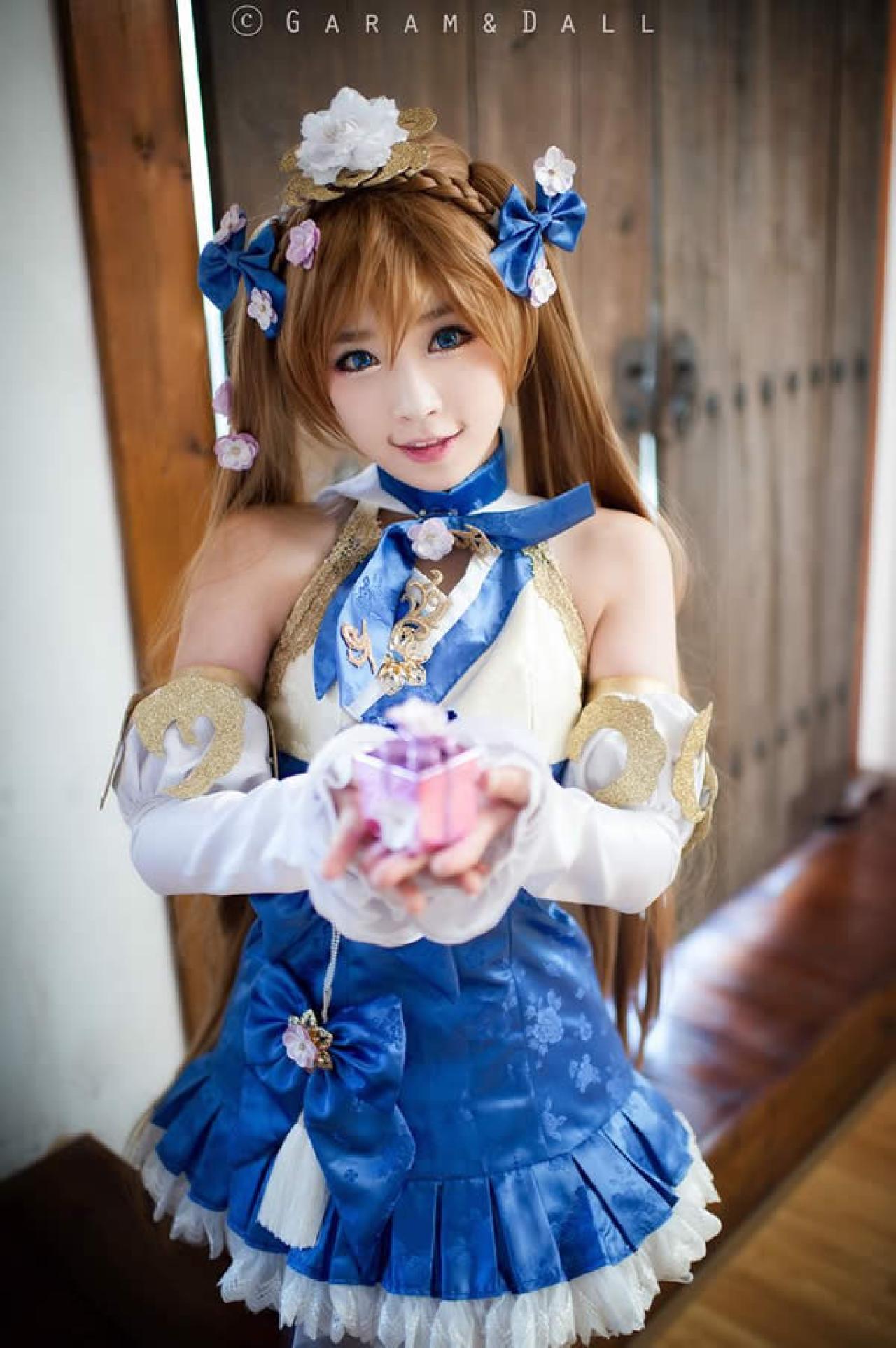 兔娘扩散性百万亚瑟王Cosplay蓝色套装双手捧花照02
