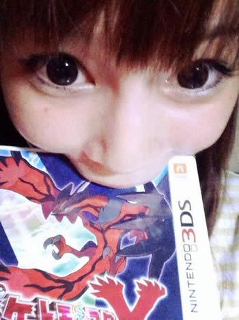 中川翔子咬口袋妖怪X/Y包装盒正面照