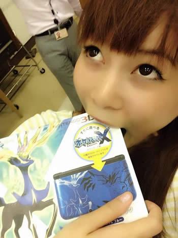 中川翔子咬口袋妖怪X/Y包装盒侧面照