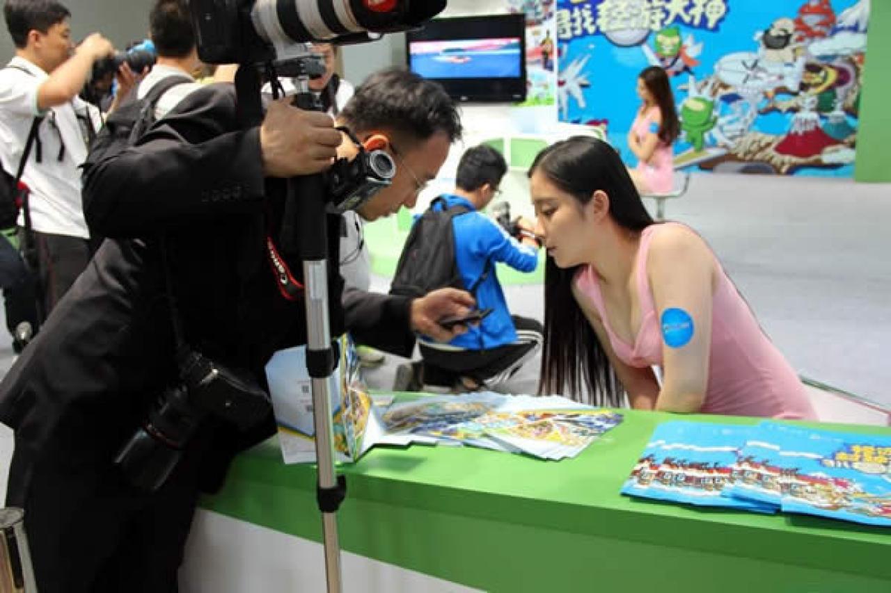 2013网博会摄影师搭讪Showgirl