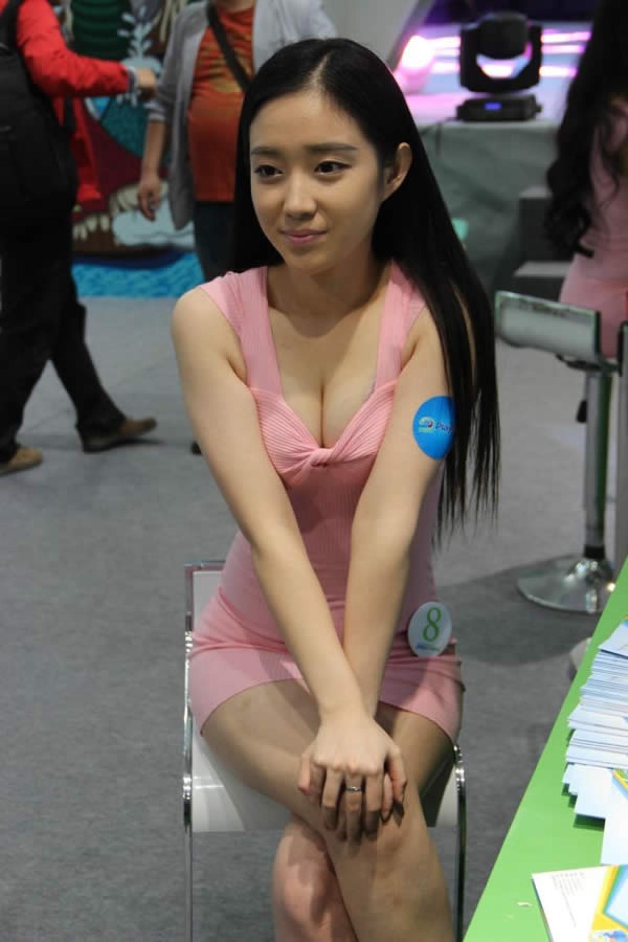 2013网博会被摄影师搭讪的粉衣Showgirl正面照